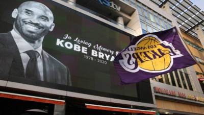 Los Ángeles se han vestido de azul y púrpura en honor a Kobe Bryant. Foto EFE.