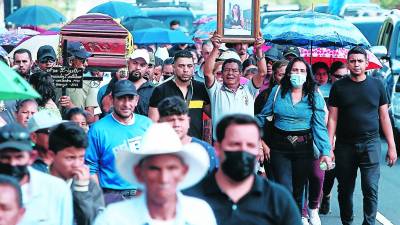En una masiva caravana llevaron el cuerpo de Ana Hernández (de 32 años), acompañada de familiares y amigos.