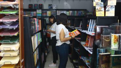 En tiempos de incertidumbre, las personas tienden a buscar recursos como los libros para mejorar su bienestar y alcanzar sus metas personales y profesionales.