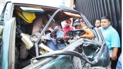 Los bomberos atendieron la emergencia y sacaron de la cabina al conductor del vehículo quien tenía graves lesiones.