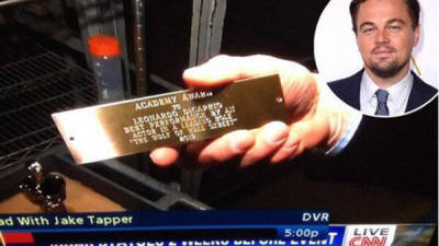 En medio de uno de los informativos de la cadena de noticias estadounidenses CNN se filtró ¿accidentalmente? una imagen que mostraba la plaqueta que llevan los premios Oscar con el nombre de Leonardo DiCaprio, el protagonista de El lobo de Wall Street, una de las grandes favoritas.