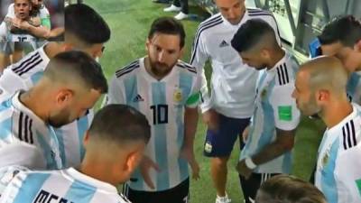 Esta fue la imagen en donde se ve a Messi con sus compañeros reunidos antes de iniciar el segundo tiempo del encuentro ante Nigeria. FOTO TWITTER
