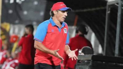 Pedro Troglio no podía creer las ocasiones que se perdió Olimpia ante Alajuelense.