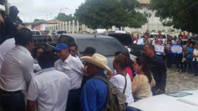 Momentos en que el alcalde Nery Méndez salía de la cárcel en Gracias, Lempira.