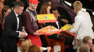Ellen DeGeneres repartió trozos de pizza entre las primeras filas del Teatro Dolby.
