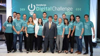 Guillermo Bueso, presidente ejecutivo de Banco Atlántida, junto al equipo técnico y de trabajo del Honduras Digital Challenge.