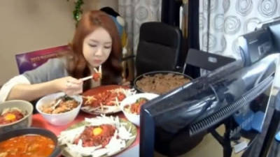 Coreana gana 9,400 dólares por comer frente a cibernautas.