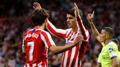 Álvaro Morata celebra con Joao Félix su gol frente al Getafe. Foto EFE