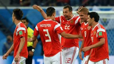 Los jugadores rusos celebrando uno de los goles del partido ante Egipto. Foto AFP