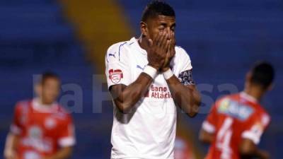 Carlo Costly se lamenta tras fallar una ocasión contra el Santos de Guápiles.