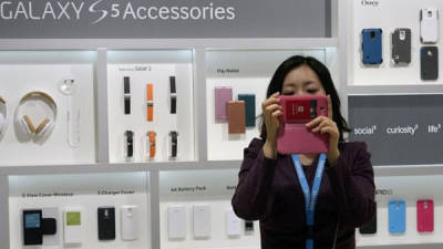 A Samsung Electronics employee walks past a board at the Samsung Electronics Co. factory in Suwon, south of Seoul, 16 July 2004. South Korea's Samsung Electronics Co. said its net profit for the second-quarter to June almost tripled to 3.13 trillion won (2.7 billion USD) from a year ago. AFP PHOTO/JUNG YEON-JE (Photo by JUNG YEON -JE / AFP)