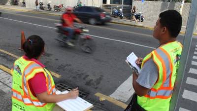 Trabajadores del consorcio cuentan la cantidad de vehículos que circulan en la ciudad.