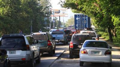 En el segundo anillo periférico miles de conductores se quejan por los congestionamientos y la falta de apoyo de los policías de Tránsito.