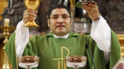 El padre Carlos Rubio durante la misa dominical.