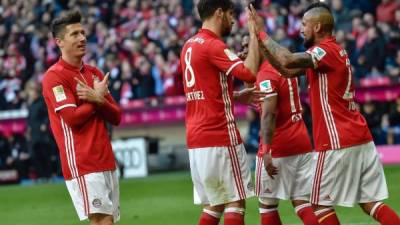 Robert Lewandowski y compañía celebran uno de los goles del Bayern Múnich contra el Hamburgo. Foto AFP/Guenter Schiffmann