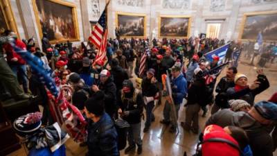 Muere mujer baleada en disturbios en el Capitolio de EEUU.