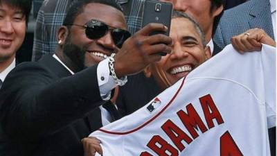 Abogados estudian polémica 'selfie' de Obama y estrella del béisbol.