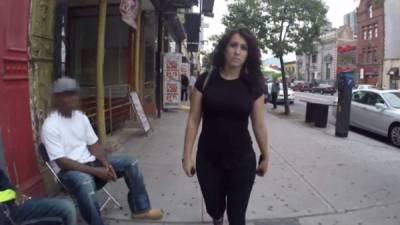 Un video realizado por una organización en Estados Unidos muestra el acoso al que es sometida una mujer al caminar por la calle.