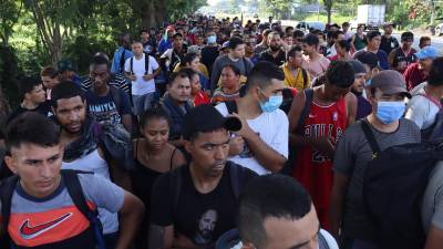 Cientos de migrantes avanzan en caravana hacia la Ciudad de México en su ruta hacia Estados Unidos.