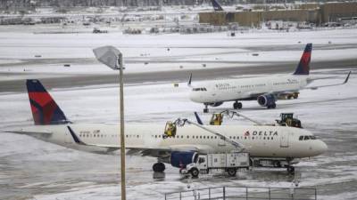 BLOOMINGTON, MN - NOVEMBER 27: A crew works to deice a plane at Minneapolis-St. Paul International Airport after a blizzard struck overnight on November 27, 2019 in Bloomington, Minnesota. Snowfalls neared 12 inches in parts of the state on one of the busiest travel days of the year. Stephen Maturen/Getty Images/AFP== FOR NEWSPAPERS, INTERNET, TELCOS & TELEVISION USE ONLY ==