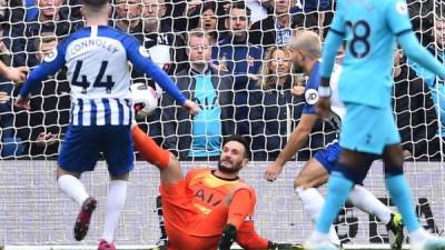 Hugo Lloris calculó mal su salida en un centro y entró en la portería con el balón antes de caer y hacerse daño. Foto AFP.