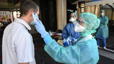 Los médicos piden a los recuperados donar su plasma para usarlo como tratamiento en los pacientes más graves por el Covid 19./AFP.