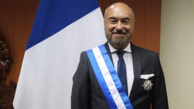 El embajador de Francia agradeció al presidente hondureño, Juan Orlando Hernández, el reconocimiento que se le dio.