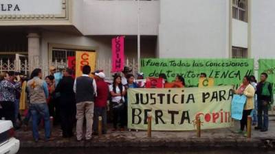 Familiares de Berta Cáceres piden justicia en los juzgados de la capital hondureña.