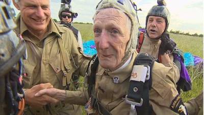 Anciano de 93 años se lanza de paracaídas como hace 70 años