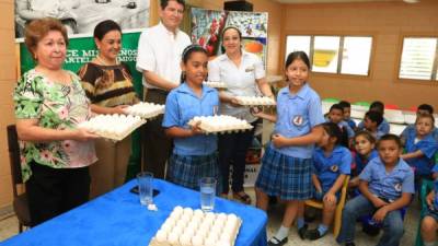 María Isabel Meza y Karina Paredes, representantes de guarderías infantiles; Roberto Kattán, integrante de la Fundación Vidas; Doris Valenzuela, jefa operativa de Anavih, y escolares.