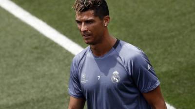 GRA253. MADRID, 30/05/2017.- El delantero portugués del Real Madrid Cristiano Ronaldo durante el entrenamiento realizado hoy en la Ciudad Deportiva de Valdebebas, donde el club celebra el Día de Medios con motivo de la final de la Liga de Campeones que disputará el próximo sábado en Cardiff contra el Juventus de Turín. EFE/Mariscal