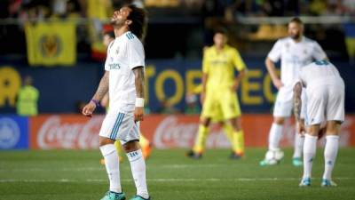 El lateral brasileño Marcelo se lamenta tras el empate ante el Villarreal en el estadio de la Cerámica. Foto EFE/Biel Aliño