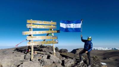 Ronald Quinteros ha viajado a diferentes países para “conquistar” algunas de las cimas más altas del planeta. Hasta ahora el hondureño ha escalado dos de las cumbres más elevadas del mundo. Ahora su mayor sueño es poder escalar el monte Everest.