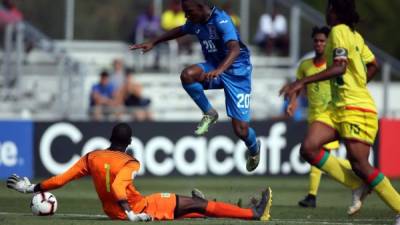 El delantero hondureño Jeffry Miranda fue la figura de Honduras ante Guyana. En la imagen, intenta pasar del portero rival. Foto Twitter @Concacaf