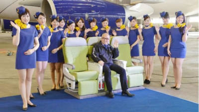 El presidente la aerolínea japonesa Shinichi Nishikubo (C), rodeado de azafatas en una conferencia de prensa en el aeropuerto Haneda el 7 de marzo.