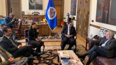 Lisandro Rosales, canciller hondureño; Ethel Deras, presidenta de la Comisión Nacional de Bancos y Seguros; y Ebal Díaz, secretario de la Presidencia, conversan con Luis Almagro, secretario general de la OEA.