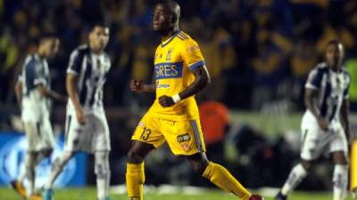 El ecuatoriano Enner Valencia marcó un penal a lo Panenka para el empate de Tigres contra el Monterrey. Foto AFP