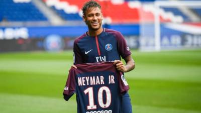 El brasileño Neymar Jr. luciendo y posando con la camiseta de su nuevo equipo, el París Saint Germain. Mira la galería de su presentación.