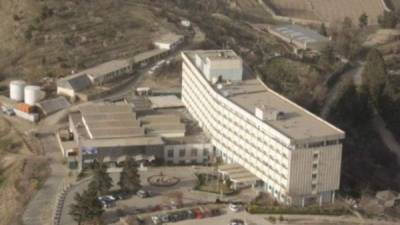 El hotel se encuentra edificado sobre una colina al oeste de la capital afgana.