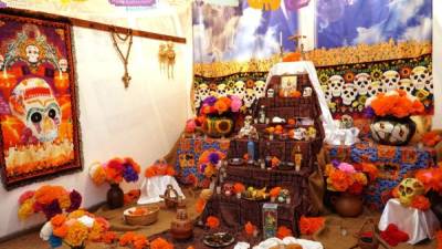 Según la tradición en México, cada año los muertos realizan un viaje para visitar a los vivos y son recibidos con festejos.