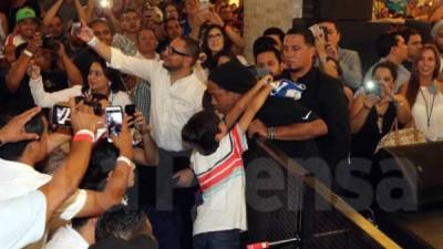 Ronaldinho se acercó hasta el niño y lo abrazó. Foto Ronald Aceituno