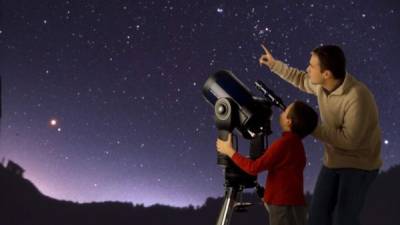 Saca tu telescopio y disfruta de la maravillosa experiencia con tus familiares.