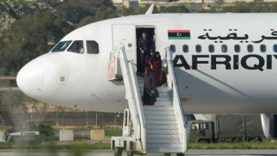 La liberación de los pasajeros fue paulatina, se dio prioridad a mujeres y niños. AFP
