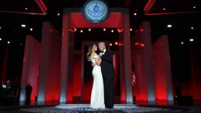 El presidente Donald Trump con su esposa Melania en el tradicional baile.