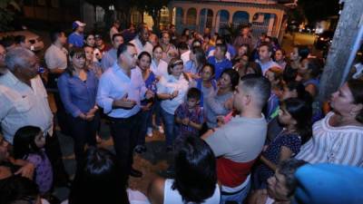 Armando Calidonio en una visita casa por casa a la colonia Satélite y alrededores.