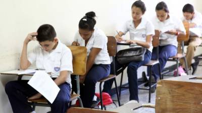 Alumnos de colegios públicos contestan la prueba.