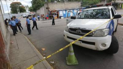 En esta esquina de la colonia La Rosa se produjo un segundo tiroteo. María del Carmen Galo junto a Dalila Hernández fueron trasladadas al Hospital Escuela.