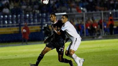 Jerry Bengtson recibe la marca del defensor costarricense Michael Umaña. Foto EFE.