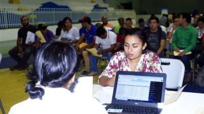 Recepción. Una empleada de la Secretaría entrevista a una joven. Fotos: Moisés Valenzuela.
