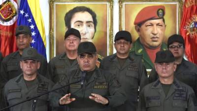El ministro de Defensa de Venezuela, Vladimir Padrino (C), pronuncia un discurso rodeado de militares en el edificio del Ministerio de Defensa. AFP
